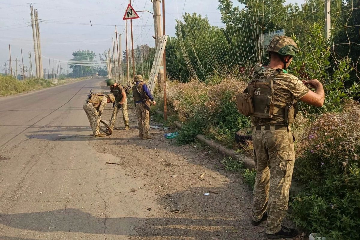 Військові монтують антидронову сітку вздовж дороги